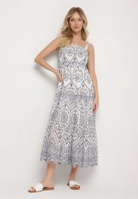 Born2be - Granatowo-Biała Bawełniana Sukienka Ozdobiona Haftem Sadonique. Okazja: na co dzień. Kolor: niebieski. Materiał: bawełna. Długość rękawa: na ramiączkach. Wzór: aplikacja, haft. Styl: elegancki, casual #1