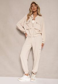 Renee - Beżowy Komplet Dresowy Cargo Spodnie i Bluza Zdobiona Imitacją Kieszeni Nolhira. Kolor: beżowy. Materiał: dresówka. Wzór: aplikacja #4