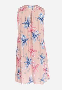 Born2be - Różowa Trapezowa Sukienka Midi z Marszczonym Dekoltem w Kwiaty Yanais. Kolor: różowy. Materiał: materiał. Długość rękawa: bez rękawów. Wzór: kwiaty. Typ sukienki: trapezowe. Długość: midi #2