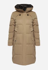 Born2be - Ciemnobeżowa Jednorzędowa Kurtka o Długim Fasonie Ocieplana Kailoria. Okazja: na co dzień. Kolekcja: plus size. Kolor: beżowy. Materiał: jeans. Długość rękawa: długi rękaw. Długość: długie. Sezon: zima. Styl: casual, klasyczny