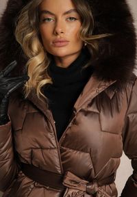 Renee - Brązowa Długa Kurtka Pikowana z Odpinanym Kołnierzem i Paskiem Rinarella. Okazja: na co dzień. Kolor: brązowy. Materiał: jeans. Długość: długie. Sezon: zima. Styl: casual, elegancki #4