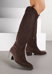 Born2be - Ciemnobrązowe Klasyczne Kozaki Typu Kowbojki z Imitacji Zamszu Latonassa. Okazja: na co dzień. Nosek buta: szpiczasty. Kolor: brązowy. Materiał: zamsz. Szerokość cholewki: normalna. Styl: klasyczny #4