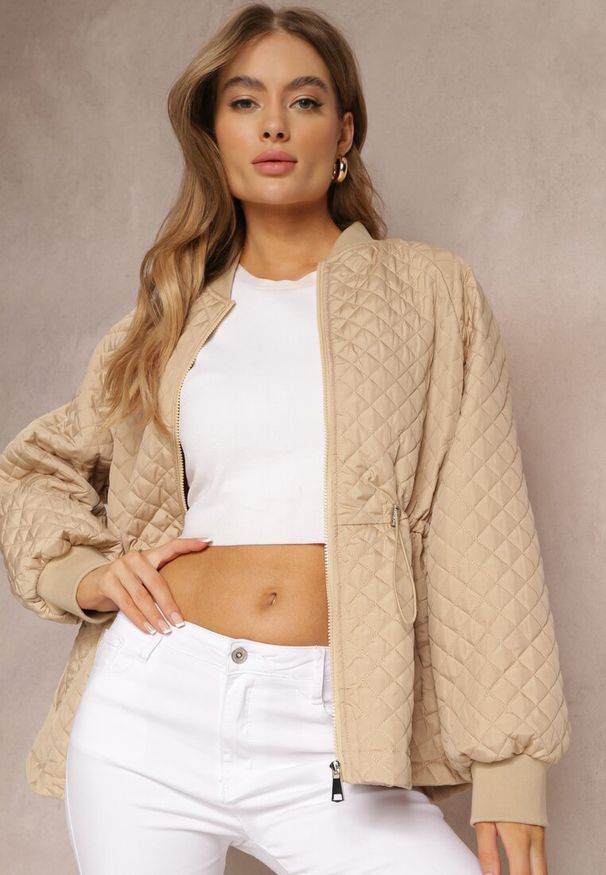 Renee - Beżowa Pikowana Kurtka Bomberka ze Ściągaczami Libbie. Kolor: beżowy. Styl: elegancki