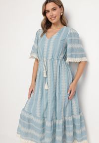 Born2be - Jasnoniebieska Bawełniana Sukienka Boho o Rozkloszowanym Kroju z Wiązaniem i Haftem Korithira. Okazja: na spacer, na co dzień. Typ kołnierza: dekolt w serek. Kolor: niebieski. Materiał: bawełna. Wzór: haft. Sezon: lato. Typ sukienki: rozkloszowane. Styl: boho #5