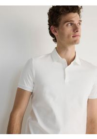 Reserved - Koszulka polo slim - złamana biel. Typ kołnierza: polo. Materiał: bawełna, dzianina