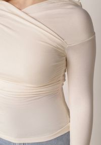 Born2be - Beżowy Bluzka z Bawełną Dekoltem Typu Łódka i Marszczeniem Typhatos. Okazja: na co dzień. Kolor: beżowy. Materiał: bawełna. Styl: casual, elegancki #4