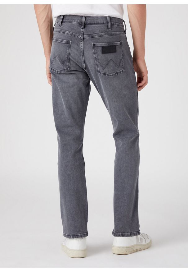 Wrangler - WRANGLER GREENSBORO MĘSKIE SPODNIE JEANSOWE JEANSY EBONY SKY W15Q29Z47 112330502