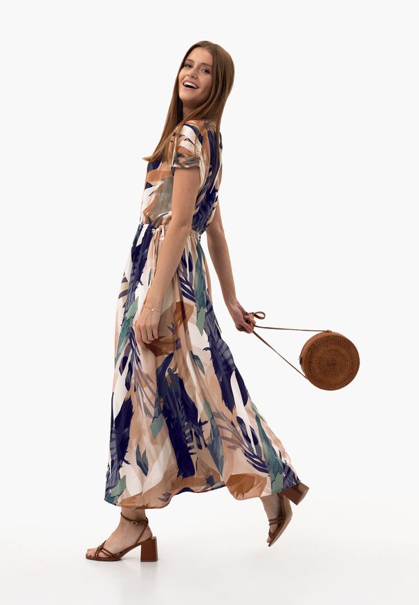 Volcano - Zwiewna, długa sukienka G-FUERTA. Typ kołnierza: dekolt w serek. Kolor: niebieski. Materiał: włókno, wiskoza, materiał. Wzór: paski. Sezon: lato. Typ sukienki: rozkloszowane. Długość: maxi