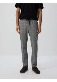 Reserved - Spodnie slim fit w kratę - jasnoszary. Kolor: szary. Materiał: wiskoza, bawełna