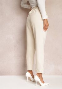Renee - Jasnobeżowe Spodnie Cygaretki z Guzikami i Gumką w Pasie Gelarine. Stan: podwyższony. Kolor: beżowy. Styl: elegancki