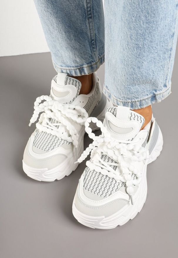 Renee - Białe Sneakersy na Platformie Ozdobione Koralikami i Tłoczeniem Dorvia. Okazja: na co dzień. Nosek buta: okrągły. Zapięcie: sznurówki. Kolor: biały. Materiał: jeans. Wzór: aplikacja. Obcas: na platformie