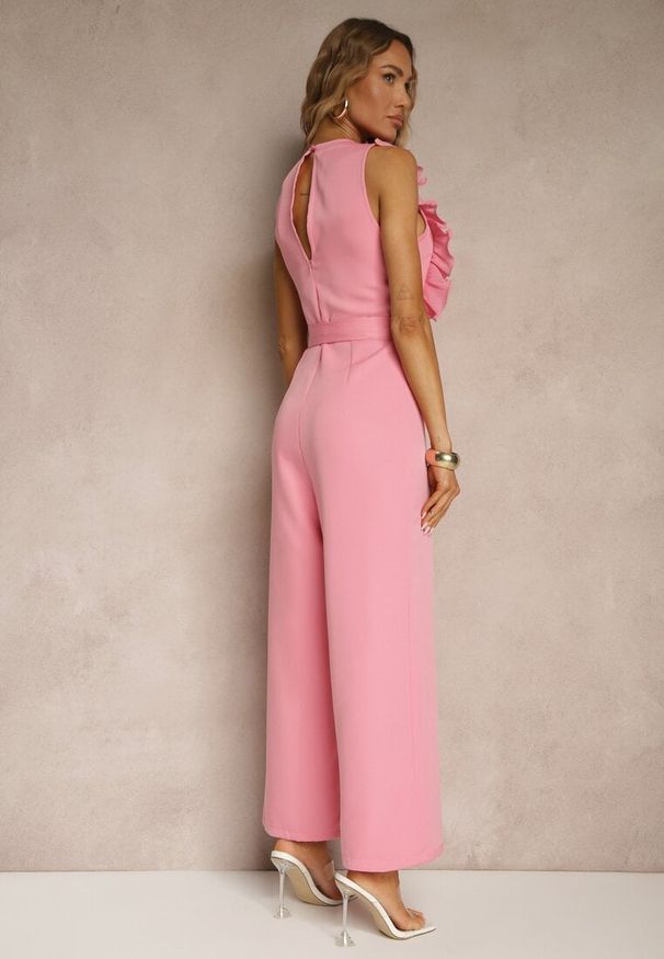 Renee - Różowy Kombinezon Koktajlowy z Żabotem Materiałowym Paskiem i Szerokimi Nogawkami Venelsea. Okazja: na imprezę. Kolor: różowy. Materiał: materiał. Styl: wizytowy