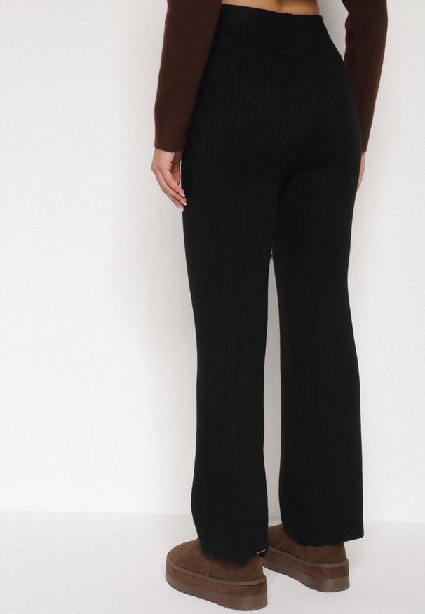 Born2be - Czarne Prążkowane Spodnie z Wełną o Szerokim Kroju z Wysokim Stanem Reinnia. Okazja: na co dzień. Stan: podwyższony. Kolor: czarny. Materiał: prążkowany, wełna. Styl: casual