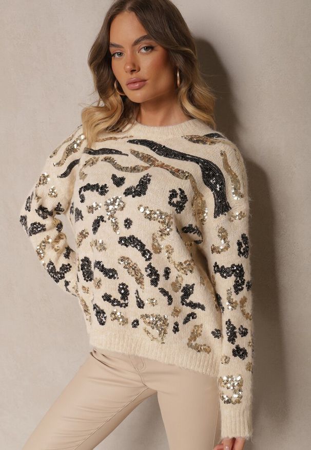 Renee - Jasnobeżowy Sweter z Wełną Ozdobiony Cekinowym Wzorem w Panterkę Issanoria. Okazja: na co dzień. Kolor: beżowy. Materiał: wełna. Długość rękawa: długi rękaw. Długość: długie. Wzór: motyw zwierzęcy, aplikacja. Styl: klasyczny, casual, elegancki