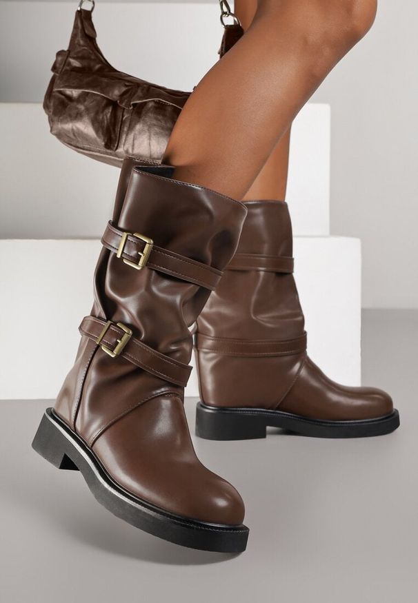 Renee - Brązowe Botki Biker Boots z Marszczoną Cholewką i Paskami ze Sprzączkami Sinesa. Okazja: na imprezę, na co dzień. Zapięcie: pasek. Kolor: brązowy. Materiał: skóra. Szerokość cholewki: normalna. Styl: casual, elegancki