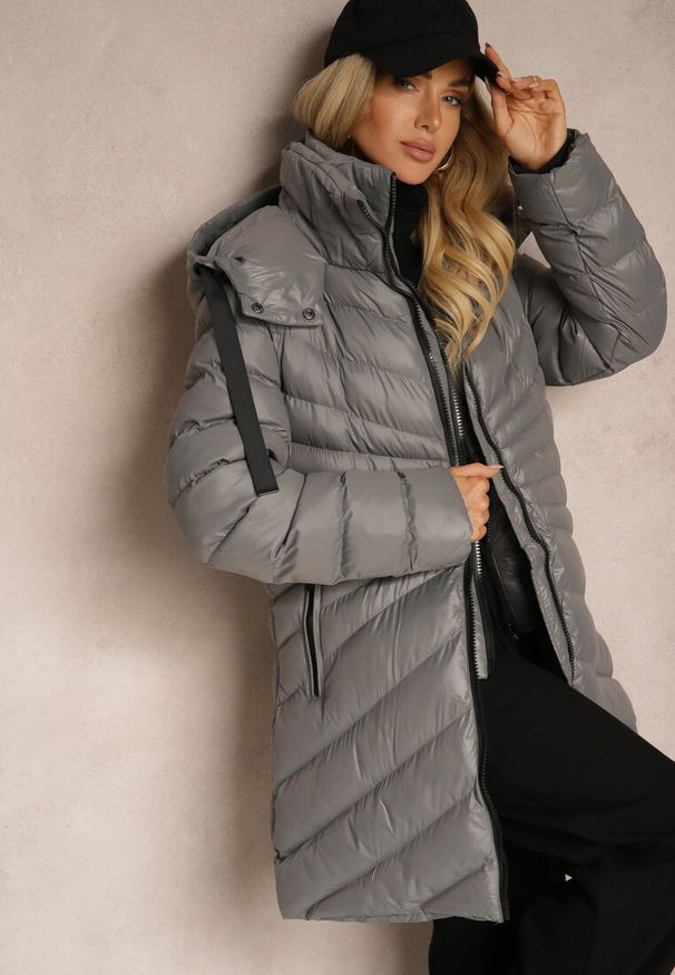 Renee - Ciemnoszara Zimowa Kurtka z Ukośnym Pikowaniem i Nieodpinanym Kapturem Siaritha. Okazja: na co dzień, na spacer. Kolor: szary. Materiał: jeans. Sezon: zima. Styl: casual, elegancki