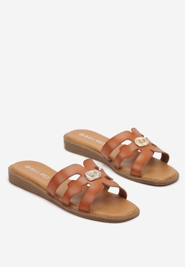 Renee - Brązowe Klapki z Geometrycznymi Paskami Zdobione Metaliczną Aplikacją Rezzia. Okazja: na co dzień. Kolor: brązowy. Wzór: geometria, aplikacja. Sezon: lato. Styl: casual, klasyczny