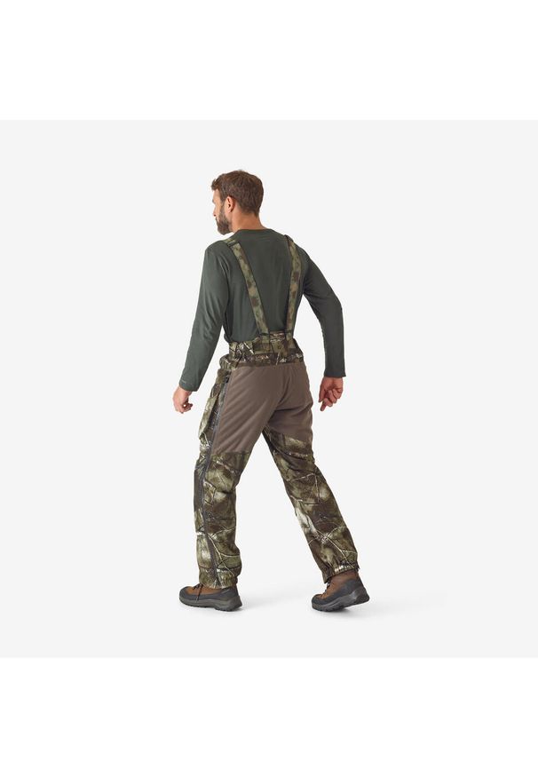 SOLOGNAC - Spodnie z szelkami Solognac 900 Warm wodoodporne camo treemetic. Kolor: zielony, brązowy, wielokolorowy. Materiał: tkanina, skóra. Sport: outdoor