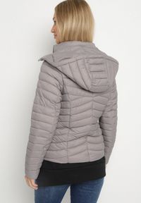 Born2be - Szara Pikowana Kurtka Przejściowa z Kapturem Suritta. Okazja: na co dzień. Typ kołnierza: kaptur. Kolor: szary. Materiał: jeans. Styl: klasyczny, casual, sportowy #3