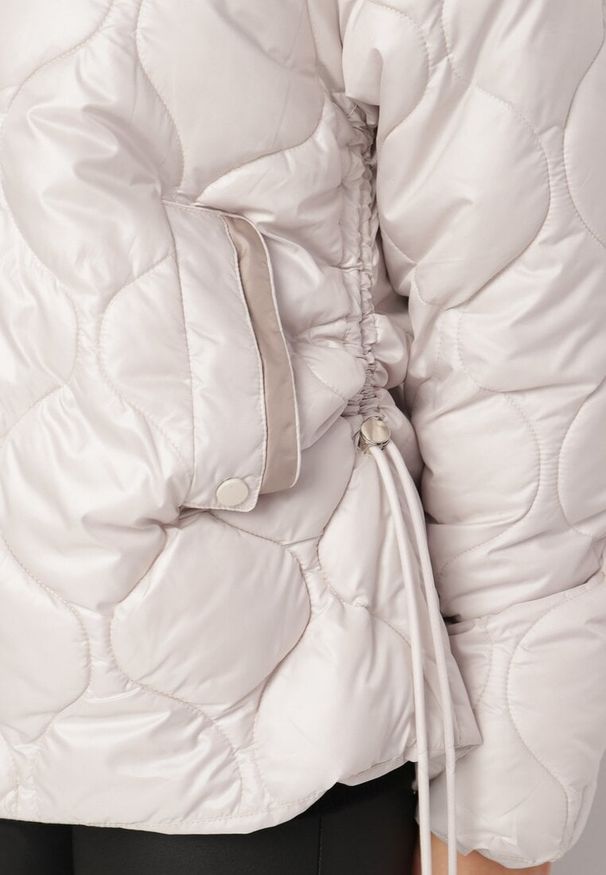 Born2be - Beżowa Pikowana Kurtka z Odpinanym Kapturem i Futrem Ravira. Okazja: na co dzień. Kolor: beżowy. Materiał: futro. Styl: klasyczny, casual, elegancki