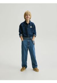 Reserved - Jeansy baggy z brelokiem - niebieski. Kolor: niebieski #1