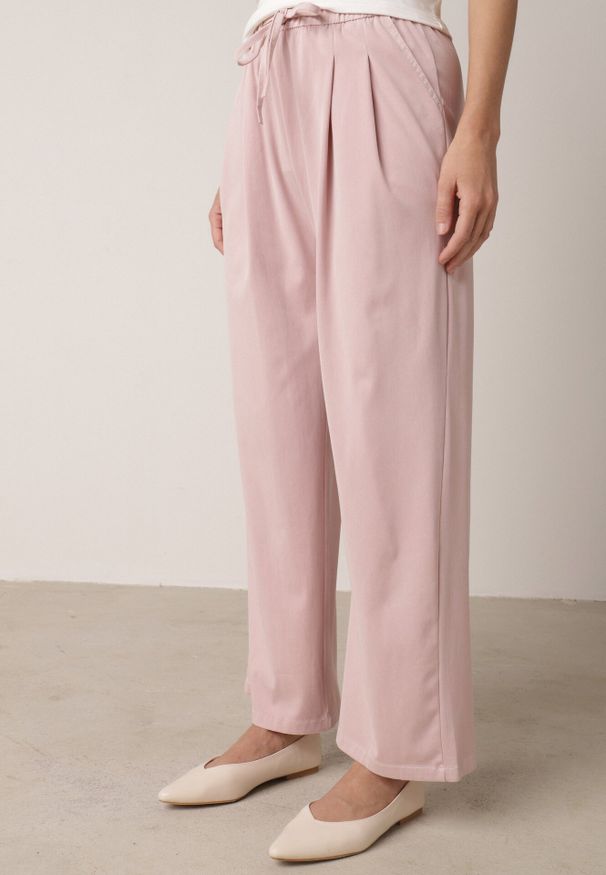 Born2be - Różowe Szerokie Spodnie z Bawełną Wiskozą Gumką w Pasie i Sznurkiem Iridara. Okazja: na co dzień. Stan: podwyższony. Kolor: różowy. Materiał: wiskoza, bawełna. Styl: elegancki, klasyczny, casual