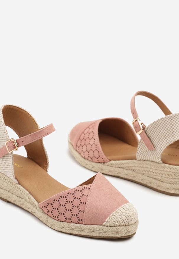 Renee - Różowe Sandały Vices na Plecionym Koturnie w Stylu Boho Erathria. Okazja: na spacer. Zapięcie: sprzączka. Kolor: różowy. Sezon: lato. Obcas: na koturnie. Styl: boho