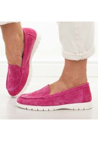 Fuksja ażurowe skórzane mokasyny damskie Vinceza 95360. Okazja: na co dzień, na spacer. Nosek buta: okrągły. Kolor: różowy. Materiał: skóra. Szerokość cholewki: normalna. Wzór: ażurowy. Sezon: wiosna, lato. Styl: casual, klasyczny, elegancki #1