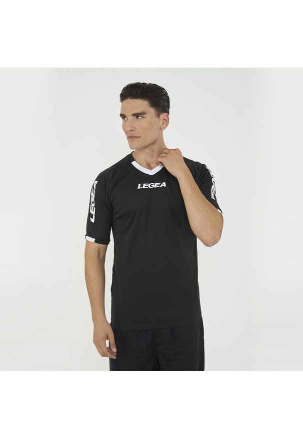 LEGEA - Koszulka na koszykówkę LOS ANGELES czarna. Typ kołnierza: dekolt w serek. Kolor: czarny, wielokolorowy, biały. Materiał: materiał, mesh. Długość rękawa: krótki rękaw. Długość: krótkie. Sport: koszykówka