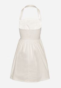 Born2be - Biała Bawełniana Sukienka Rozkloszowana na Szyję Kolaniela. Okazja: na co dzień. Kolor: biały. Materiał: bawełna. Sezon: wiosna. Typ sukienki: proste. Styl: elegancki, casual #6