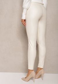 Renee - Białe Legginsy High Waist z Imitacji Skóry z Gumką w Pasie Ozdobione Guzikami Sinairis. Okazja: na spotkanie biznesowe. Stan: podwyższony. Kolor: biały. Materiał: skóra. Wzór: aplikacja. Styl: rockowy, klasyczny, biznesowy #4