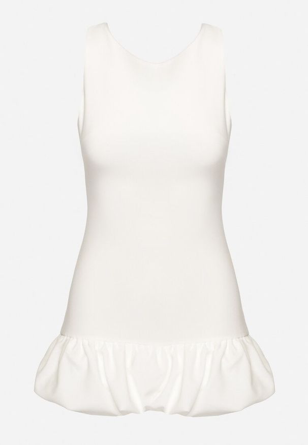 Born2be - Biały Taliowany Kombinezon Ozdobiony Falbanką Semiriela. Okazja: na co dzień. Kolor: biały. Wzór: aplikacja. Styl: casual, klasyczny