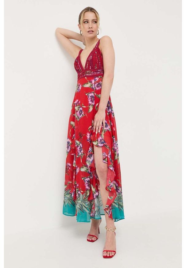 Guess sukienka kolor czerwony maxi rozkloszowana. Kolor: czerwony. Materiał: tkanina. Długość rękawa: na ramiączkach. Typ sukienki: rozkloszowane. Długość: maxi