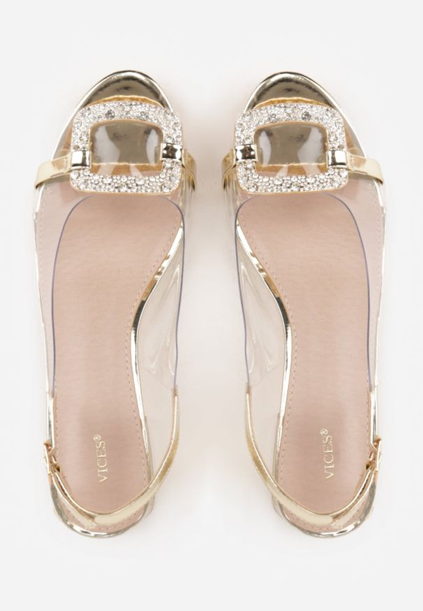 Renee - Złote Eleganckie Sandały VICES z Transparentną Cholewką i Klamrą z Cyrkoniami Qinieth. Zapięcie: klamry. Kolor: złoty. Materiał: satyna. Obcas: na obcasie. Styl: elegancki. Wysokość obcasa: średni