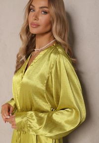 Renee - Zielona Koszulowa Sukienka z Satyny Ozdobiona Cyrkoniami i Paskiem Miledis. Kolor: zielony. Materiał: satyna. Wzór: aplikacja. Typ sukienki: koszulowe. Styl: klasyczny #5