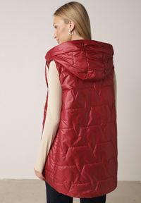 Born2be - Czerwona Pikowana Kamizelka o Długim Kroju z Nieodpinanym Kapturem i Aplikacją Koretes. Okazja: na co dzień. Kolor: czerwony. Materiał: prążkowany, poliester. Długość: długie. Wzór: aplikacja. Styl: casual #2