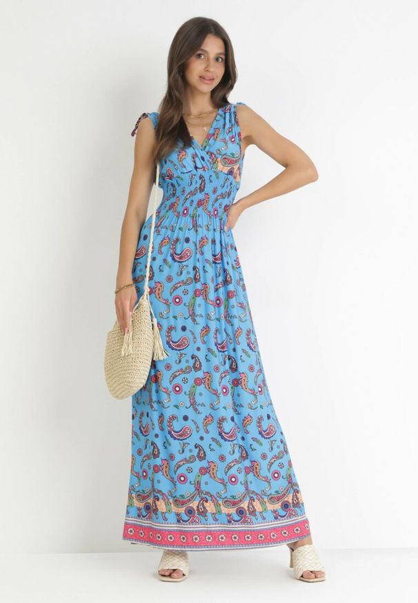 Born2be - Ciemnoniebieska Sukienka Maxi z Gumką w Pasie i Głębokim Dekoltem we Wzór Paisley Emmatta. Kolor: niebieski. Wzór: paisley. Sezon: wiosna, lato. Długość: maxi