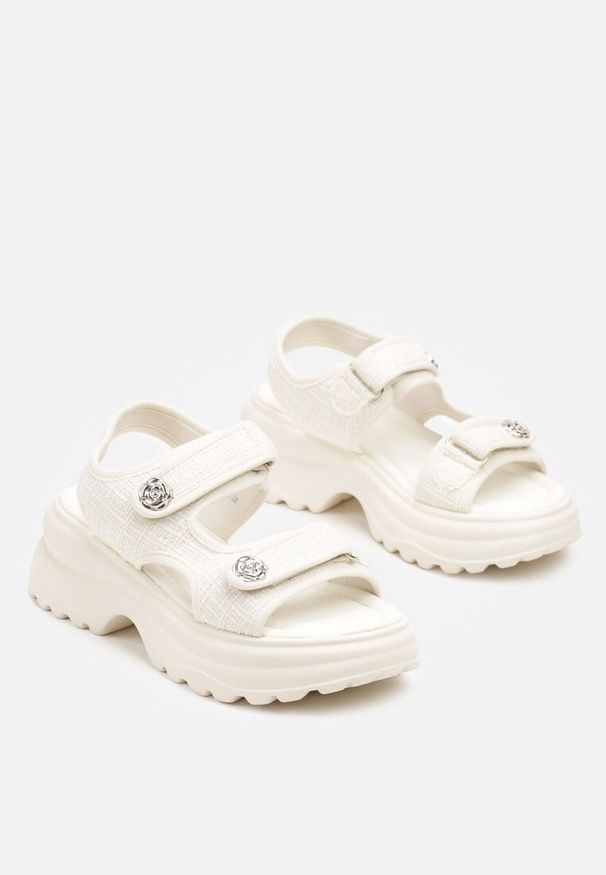 Born2be - Jasnobeżowe Sandały na Grubej Podeszwie z Tweedowym Wzorem i Guzikami Senalen. Okazja: na co dzień. Nosek buta: otwarty. Zapięcie: rzepy. Kolor: beżowy. Materiał: jeans. Wzór: aplikacja. Sezon: wiosna, lato. Styl: elegancki, casual