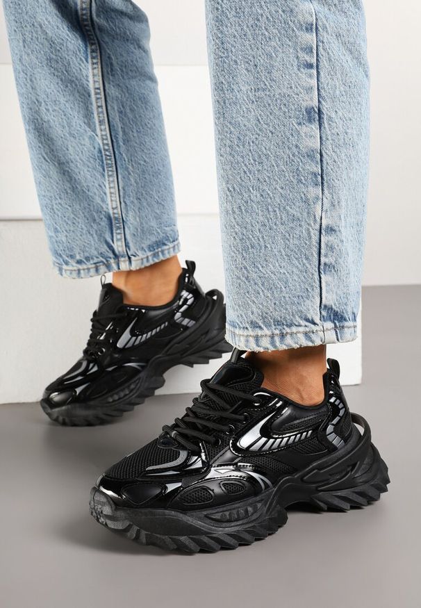 Renee - Czarne Sneakersy na Platformie z Tłoczeniem i Siateczkowymi Wstawkami Galoria. Okazja: na co dzień. Nosek buta: okrągły. Kolor: czarny. Materiał: jeans. Obcas: na platformie