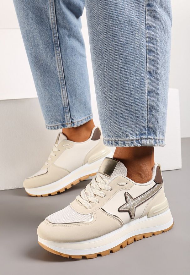 Renee - Beżowe Sneakersy na Niskiej Platformie z Ozdobnymi Wstawkami na Cholewce Suno. Nosek buta: okrągły. Zapięcie: sznurówki. Kolor: beżowy. Materiał: materiał. Szerokość cholewki: normalna. Obcas: na platformie. Wysokość obcasa: niski