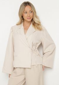 Born2be - Jasnobeżowa Marynarka z Szerokimi Rękawami i Asymetrycznym Wiązaniem Sanessia. Kolor: beżowy. Materiał: jeans. Styl: elegancki #4