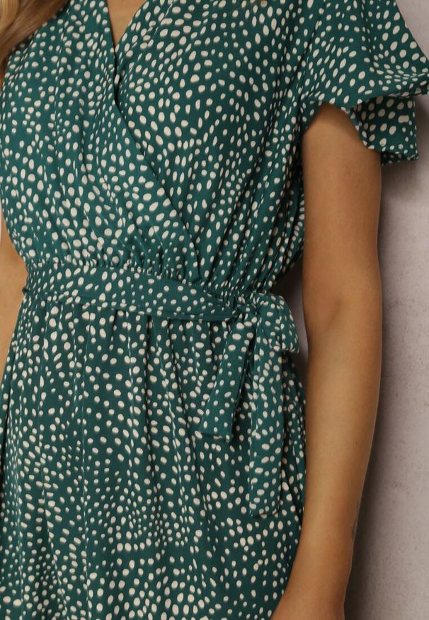 Renee - Zielona Sukienka Oreithonia. Typ kołnierza: dekolt w serek. Kolor: zielony. Materiał: materiał, tkanina. Wzór: aplikacja, kropki, nadruk. Typ sukienki: kopertowe. Długość: mini