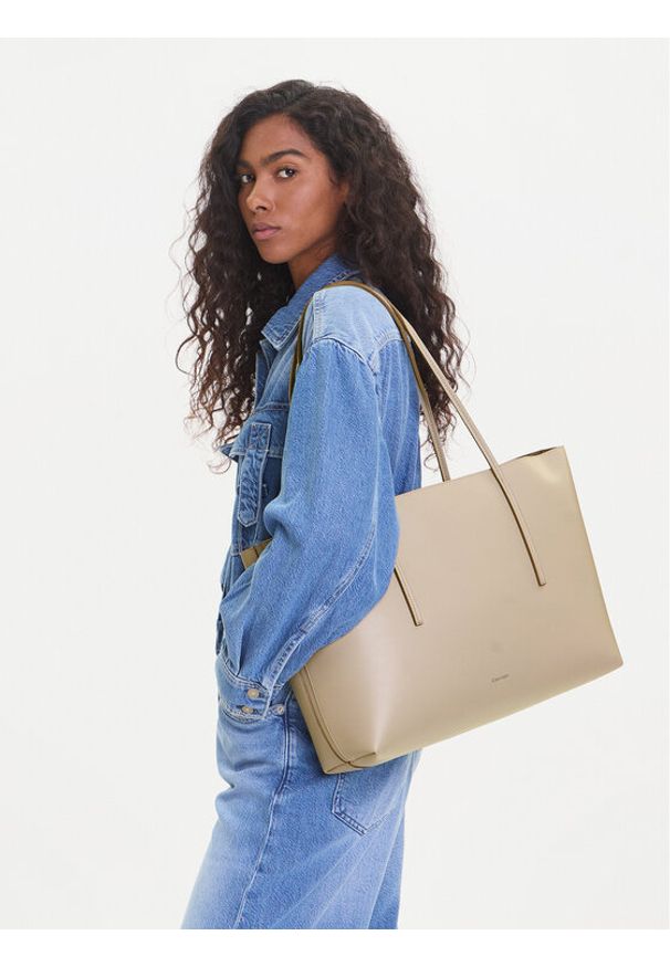 Calvin Klein Torebka Foil Logo Tote W/Pouch LV04F3274G Beżowy. Kolor: beżowy. Materiał: skórzane