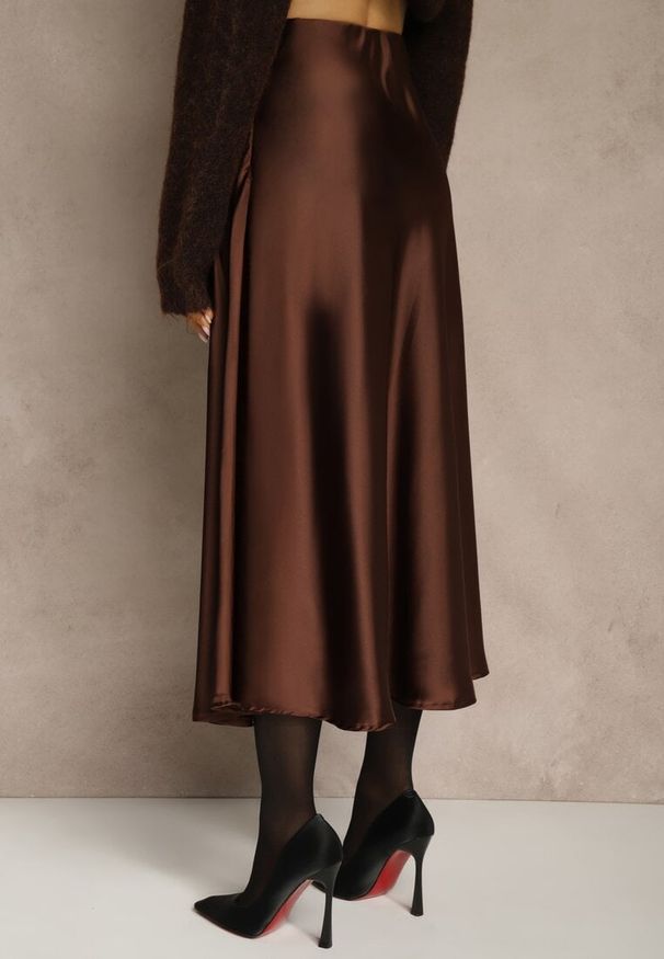 Renee - Brązowa Satynowa Midi Spódnica Rozkloszowana z Gumką w Pasie i Suwakiem Leose. Kolor: brązowy. Materiał: satyna