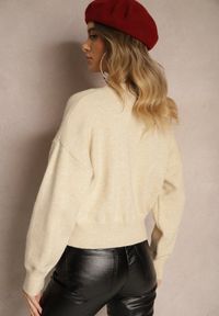 Renee - Beżowy Wiskozowy Sweter z Ozdobnym Tłoczeniem Harizelle. Okazja: do pracy. Kolor: beżowy. Materiał: wiskoza #5