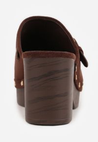 Renee - Ciemnobrązowe Klapki Chodaki na Słupku z Cholewką z Nitami i Paskiem z Klamerką Jinnor. Kolor: brązowy. Materiał: zamsz. Wzór: ażurowy, haft. Sezon: lato. Obcas: na słupku. Styl: boho, rockowy. Wysokość obcasa: średni #3