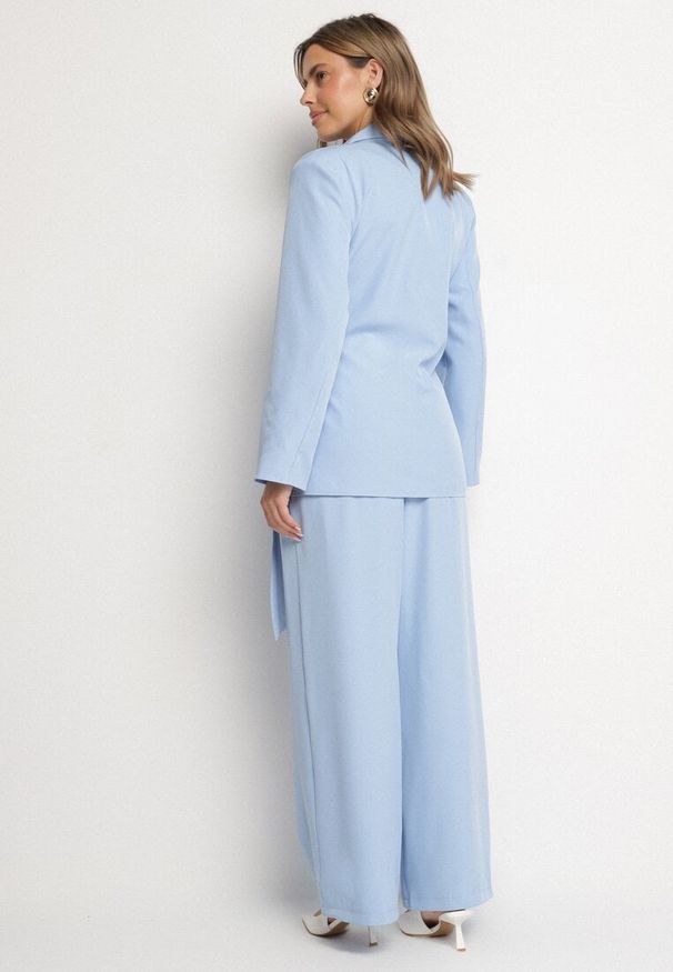 Born2be - Niebieski Garnitur Marynarka Kopertowa i Szerokie Spodnie Loose Milbia. Kolor: niebieski