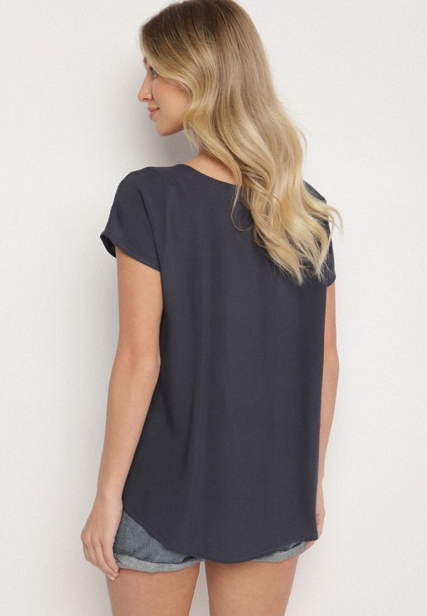 Born2be - Granatowa Bluzka z Wiskozy o Kroju Oversize Liruvia. Okazja: na co dzień. Kolor: niebieski. Materiał: wiskoza. Styl: casual