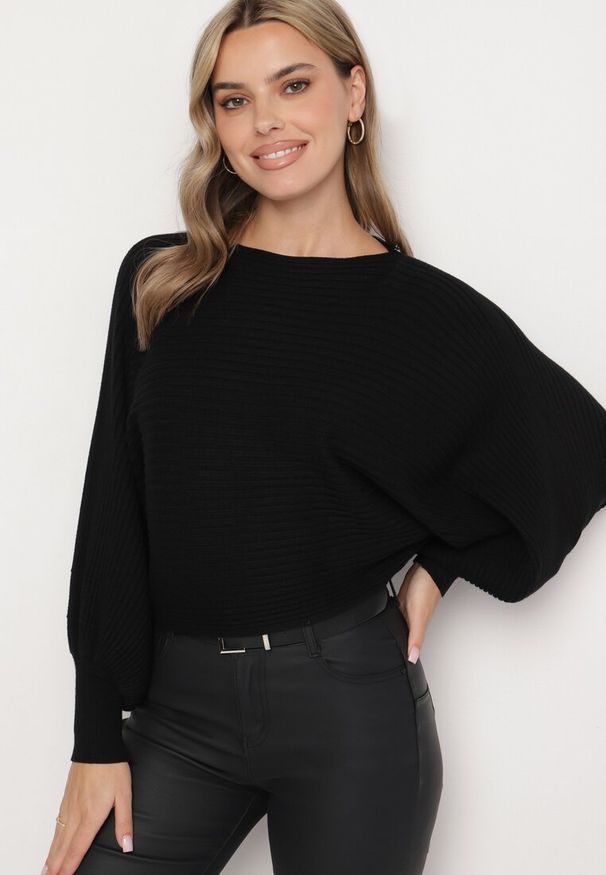 Born2be - Czarny Sweter z Wiskozą Typu Nietoperz Sallindria. Okazja: na co dzień. Kolor: czarny. Materiał: wiskoza. Długość: długie. Styl: elegancki, casual