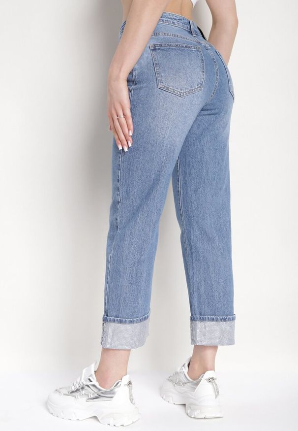 Born2be - Niebieskie Jeansy z Podwijanymi Nogawkami z Cyrkoniami Danrava. Okazja: na co dzień. Kolor: niebieski. Styl: glamour, casual